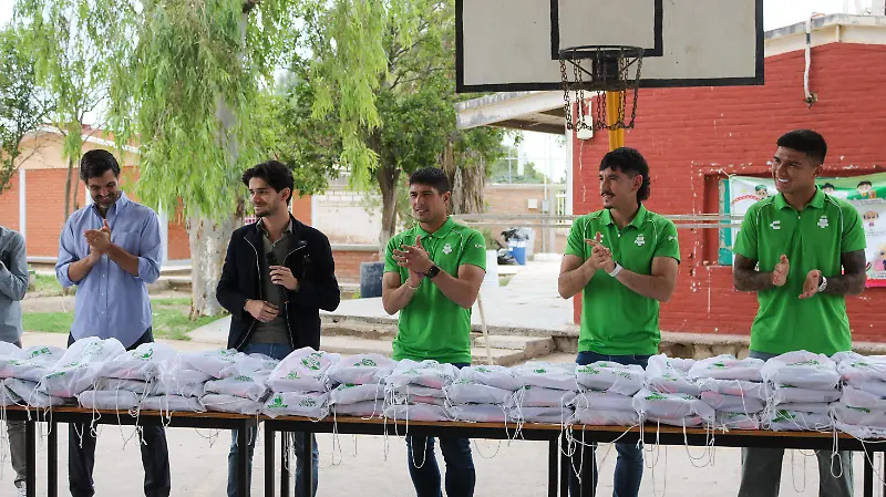 Club Santos obsequia útiles escolares en Primaria Francisco I. Madero